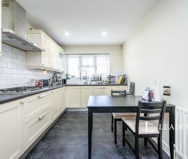 Large 5 bedroom Home - LU4 - Close to Leagrave Station - Photo 3