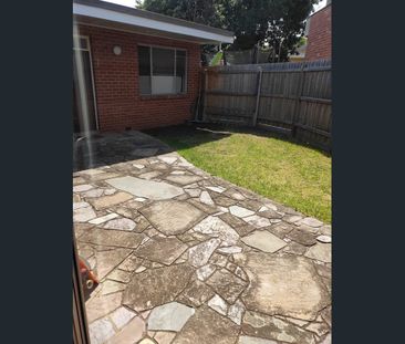 Spacious Family Home in Peaceful Court Location - Lawn Mowing Included - Photo 2