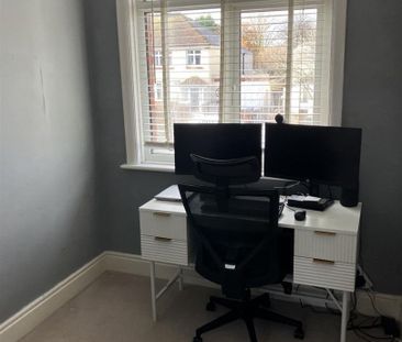 George V Avenue, Worthing, West Sussex - Photo 2