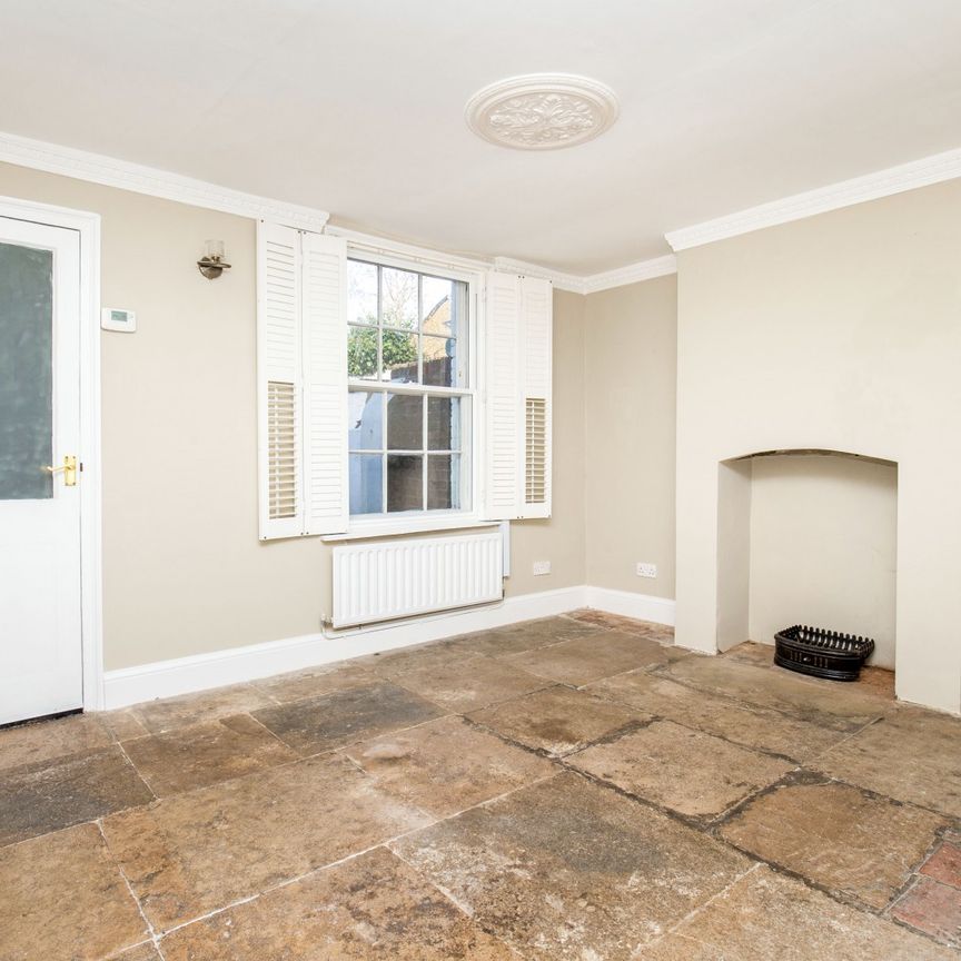 3 bedroom house to rent Orchard Street, Chichester, PO19 - Photo 1