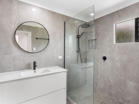 Renovated family home with workshop - Photo 5