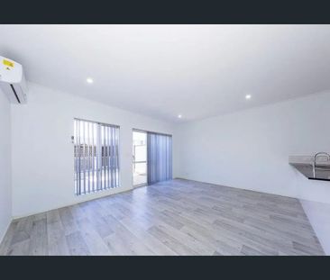 Modern & Convenient 4x2 Townhouse in Secure Laneway - Photo 2