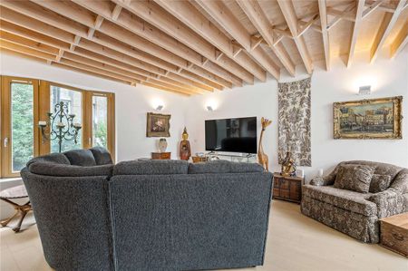 A stunning architecturally designed four bedroom new build house in a secluded position, shielded, yet moments from the hustle and bustle of Upper Street. - Photo 5