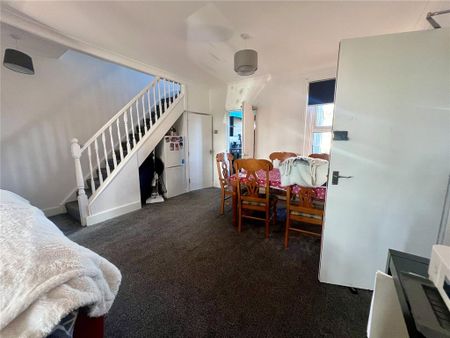 6 bedroom detached house to rent - Photo 3