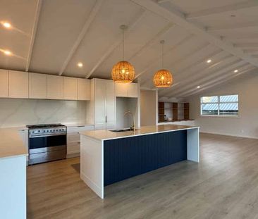 Spacious Family Home with Breath taking Views - Utilities Included - Photo 3