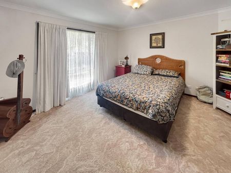 SPACIOUS FAMILY HOME IN GREAT LOCATION - Photo 5
