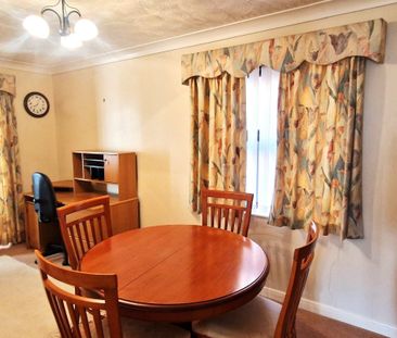 Oaktree Close - Photo 2