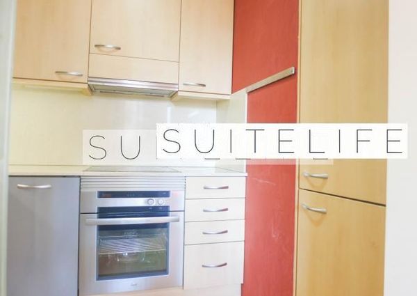 Monsieur Van Damme Lives Upstairs