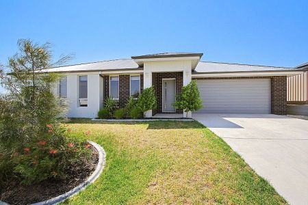 Beautifully Family Home in a Quiet Thurgoona Court - Photo 2