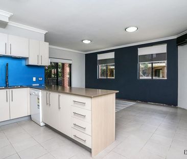 Modern Ground Floor Apartment with Spacious Courtyard - Photo 6