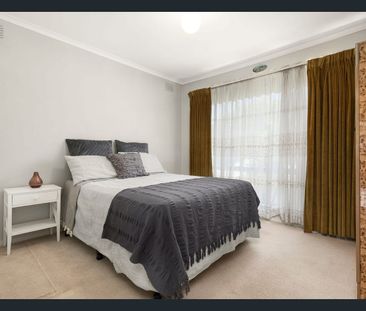 Single Level Family Living! - Photo 2