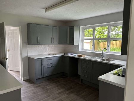 Please email to register your interest and receive a Register of Interest form. Four bed detached modern property with easy access to local amenities to let on - Photo 4