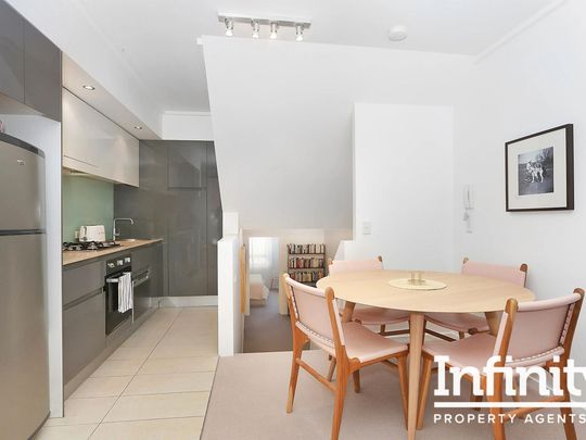 SPACIOUS SPLIT LEVEL ONE-BEDROOM APARTMENT - Photo 1