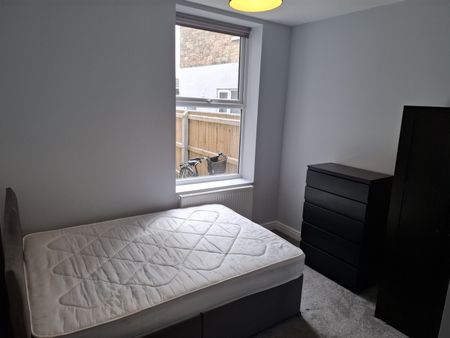 Room 2, 82 Welholme Road - Photo 2