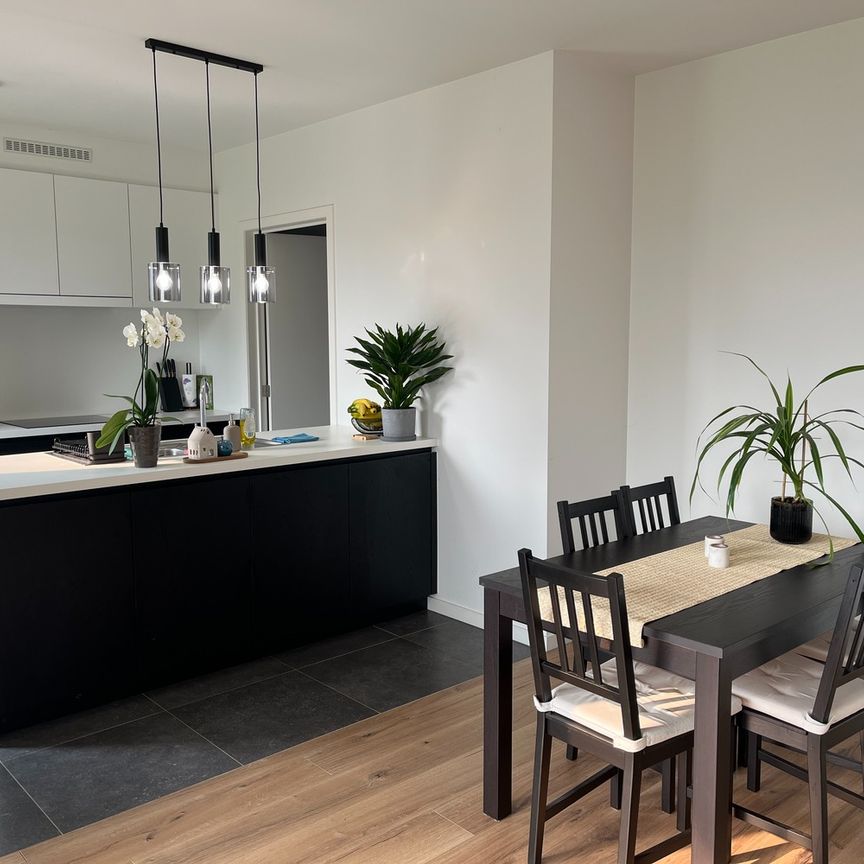 Modern afgewerkt "gelijkvloersappartement" met terras & tuin "Uniek in zijn afwerking en creatie van hoge plafonds . Elk app beschikt over 'eigen' zonnepanelen! - Photo 1