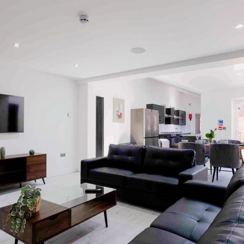 6 Beds 5 Baths - Photo 1