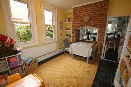 4 bedroom semi-detached house to rent - Photo 2