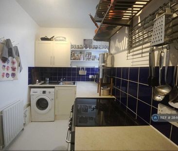 1 bedroom in a flat share to rent - Photo 2