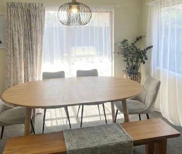 Sunny brick home - Photo 3