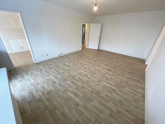 Für Mieter mit Ideen: renovierungsbedürftige 2-Zimmer Wohnung mit Potenzial! - Photo 1
