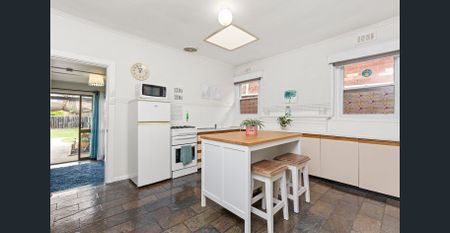 Bright & Lovely 2-Bedroom Home – Convenience at Your Doorstep - Photo 4