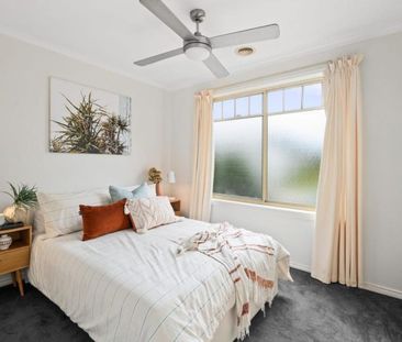 Pretty as a picture and easy walk to the heart of Croydon - Photo 5