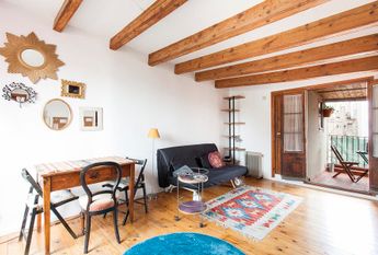 Lovely studio apartment with a terrace close to Las Ramblas
