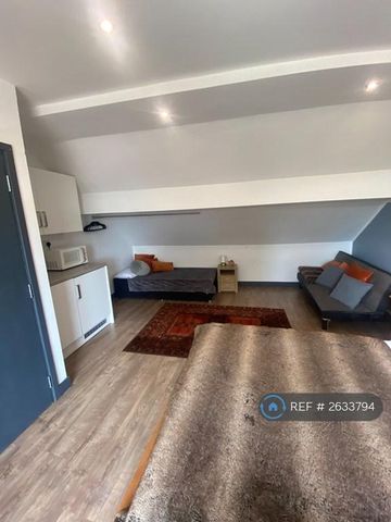 1 bedroom in a house share to rent - Photo 2