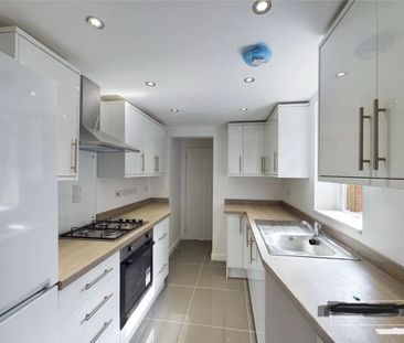 3 Bed Terraced House, Donnington Gardens, RG1 - Photo 3