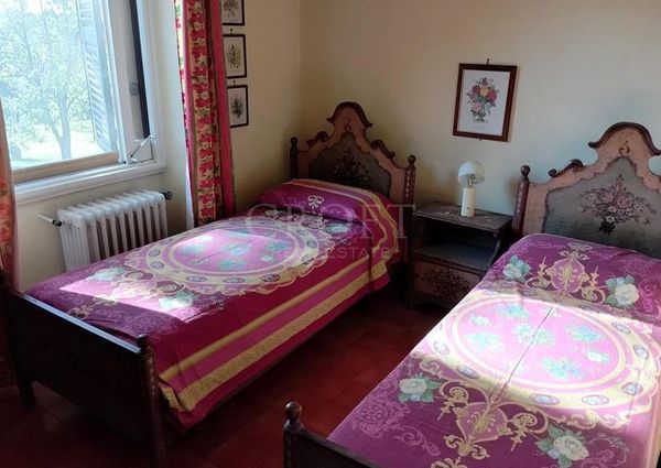 Ardeatina-Divino Amore: Quiet, charming rustic villa, big and well-curated garden, 3 beds, 1 study, 3 baths, living room, kitchen, with terraces , AC and parking space. Ref 2322