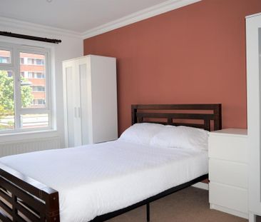 4 bedroom end of terrace house to rent - Photo 2