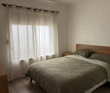 Coastal living - Private Courtyard and Pet Friendly! - Photo 3