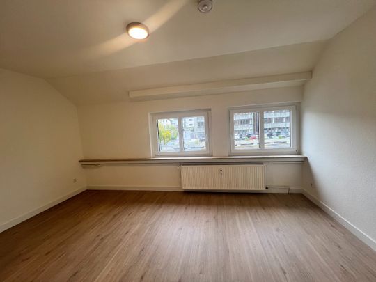 Helle und geräumige DG-Wohnung zu vermieten - Photo 1