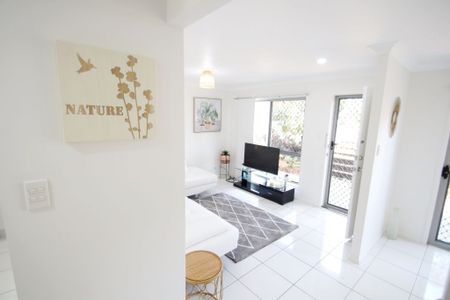 RENOVATED AND FULLY FURNISHED SPACIOUS TOWNHOUSE WITH VIEWS IN THE PACIFIC PARKSIDE COMPLEX!! - Photo 4