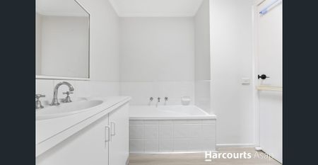 Charming Family Home in Vibrant Frankston - Photo 2