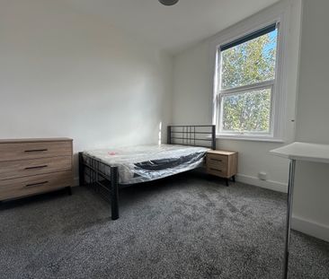 8 Bed Terraced House, Winston Gardens, LS6 - Photo 5