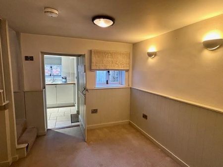 2 bedroom character property to rent - Photo 2