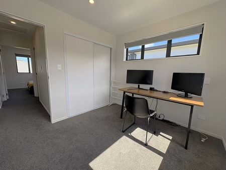 Modern, Sunny 2-Bedroom Townhouse - Photo 4