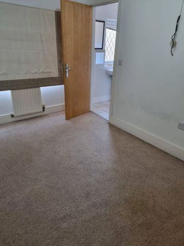 4 bedroom semi-detached house to rent - Photo 4