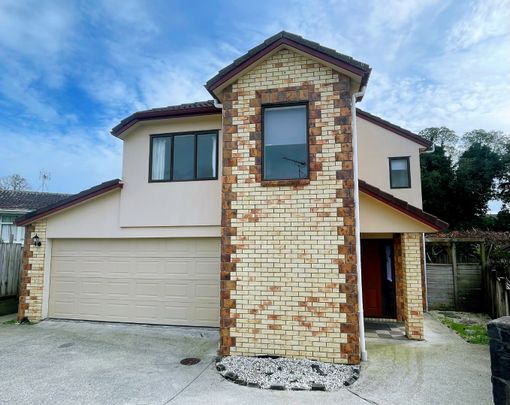 Sunny 5 bedroom 2 bathroom stunning house - Photo 1