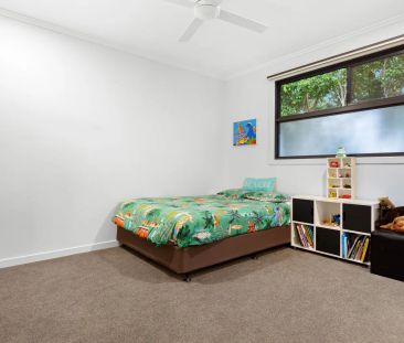 STUNNING EXECUTIVE 4+ BEDROOM ENTERTAINER'S OASIS! - Photo 2