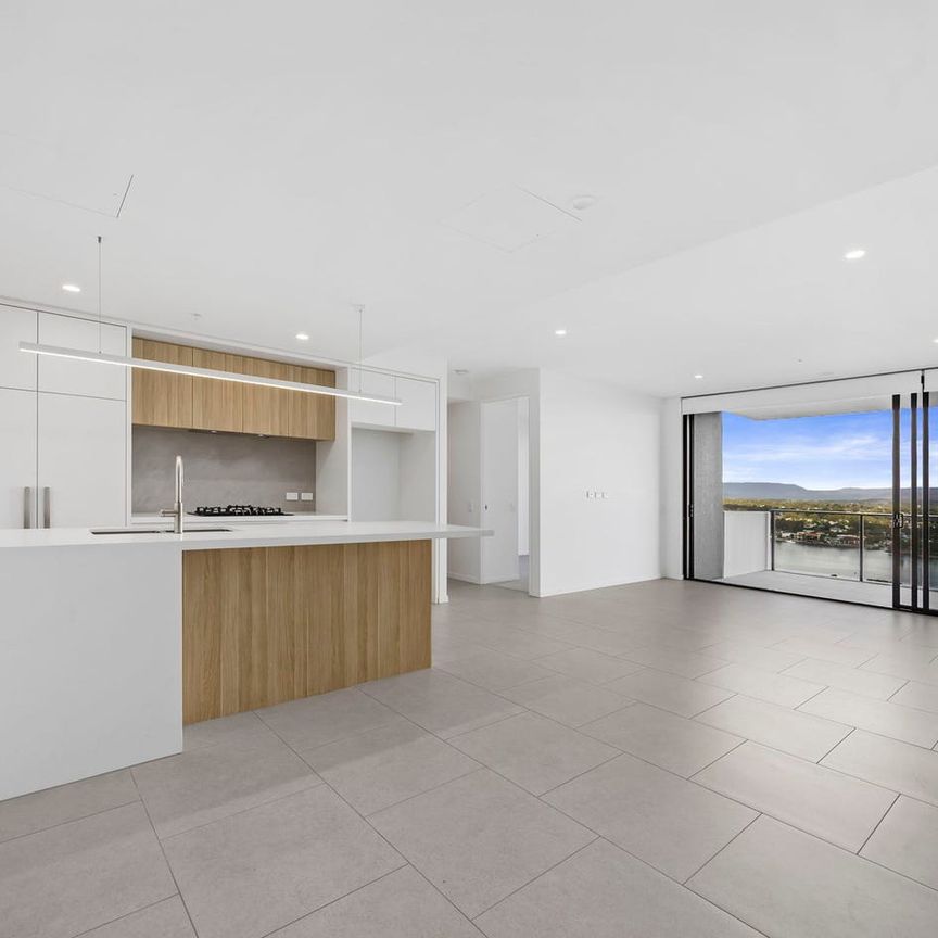 Open Plan Two Bedroom Apartment in Main Beach - Photo 1