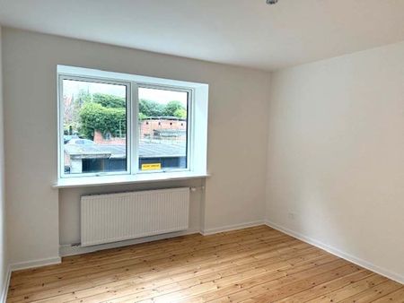 Skøn 4-værelses lejlighed med en god beliggenhed - Photo 3