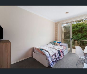 Modern Lakeside Living – Walk to Shops, Schools & the Lake! - Photo 3