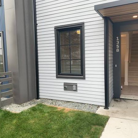 2 Bdrm, 2.5 Bathroom + Flex space Townhome (353) - Photo 4