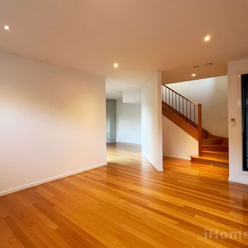Spacious Townhouse in a Quiet Northcote Location - Photo 1