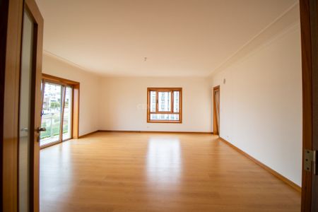 Apartamento T2 para arrendar, localizado num 3º Andar da Rua Josefina Silva, na Torre d’Aguilha em São Domingos de Rana - Photo 4