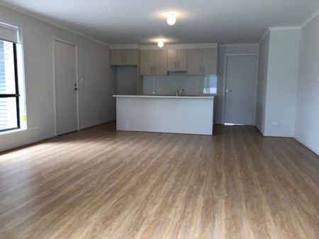 Modern 3 Bedroom Property in Mount Barker - Photo 3