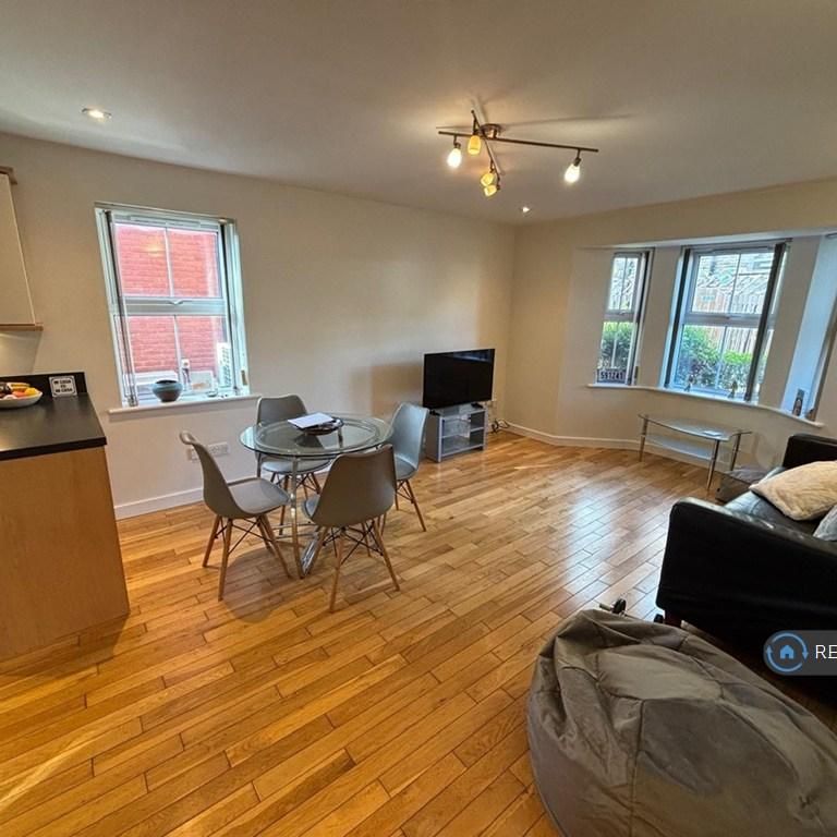 2 bedroom flat to rent - Photo 1