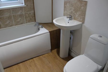 2 bedroom semi-detached house to rent - Photo 2